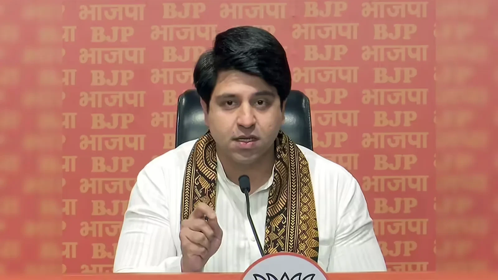 राहुल गांधी विपक्ष के लिए 'राजनीतिक बोझ', DMK के लेख का हवाला देकर BJP का हमला