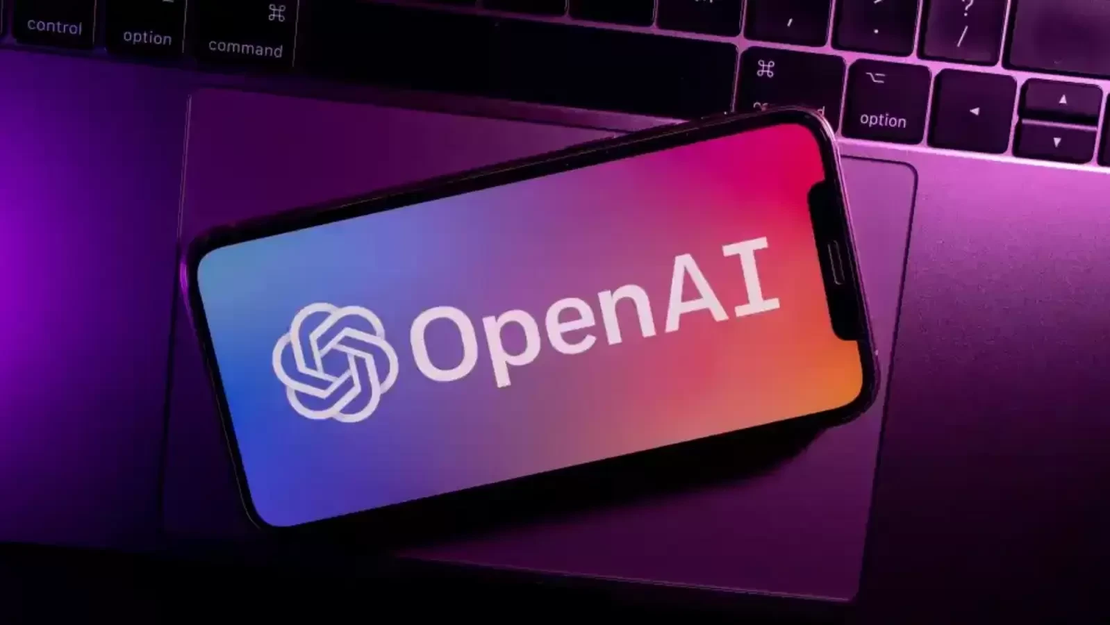 गूगल को बड़ा झटका: AI एक्सपर्ट नोअम शजीर ने छोड़ी कंपनी, OpenAI से जुड़े
