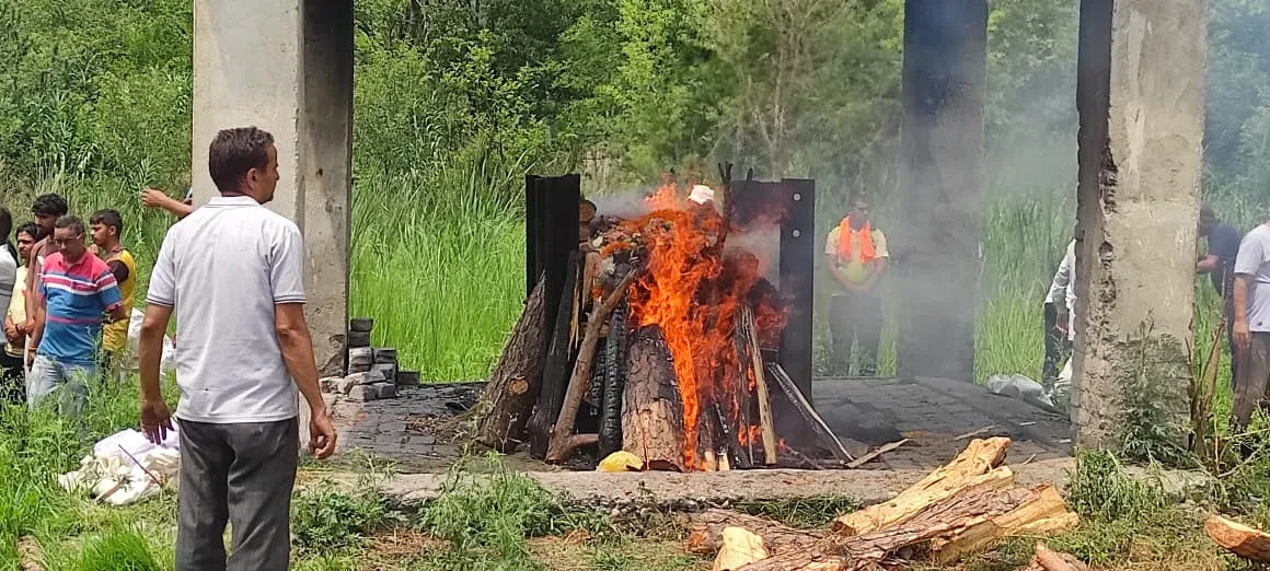 हमीरपुर: मर्चेंट नेवी अफसर आदित्य शर्मा का पैतृक गांव में हुआ अंतिम संस्कार