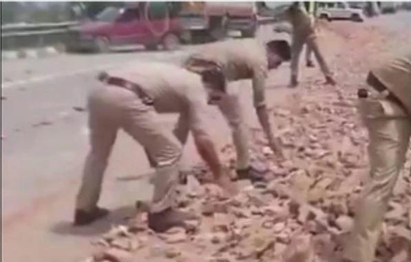 एक्सप्रेसवे पर बिखरी गिट्टी से लगा जाम, पुलिस ने खुद फावड़ा उठाकर संभाला मोर्चा