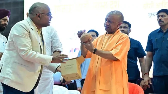 कानपुर: डीएम ने सीएम योगी को भेंट की आईआईटी और माटी कला कारीगरों की विशेष गुल्लक