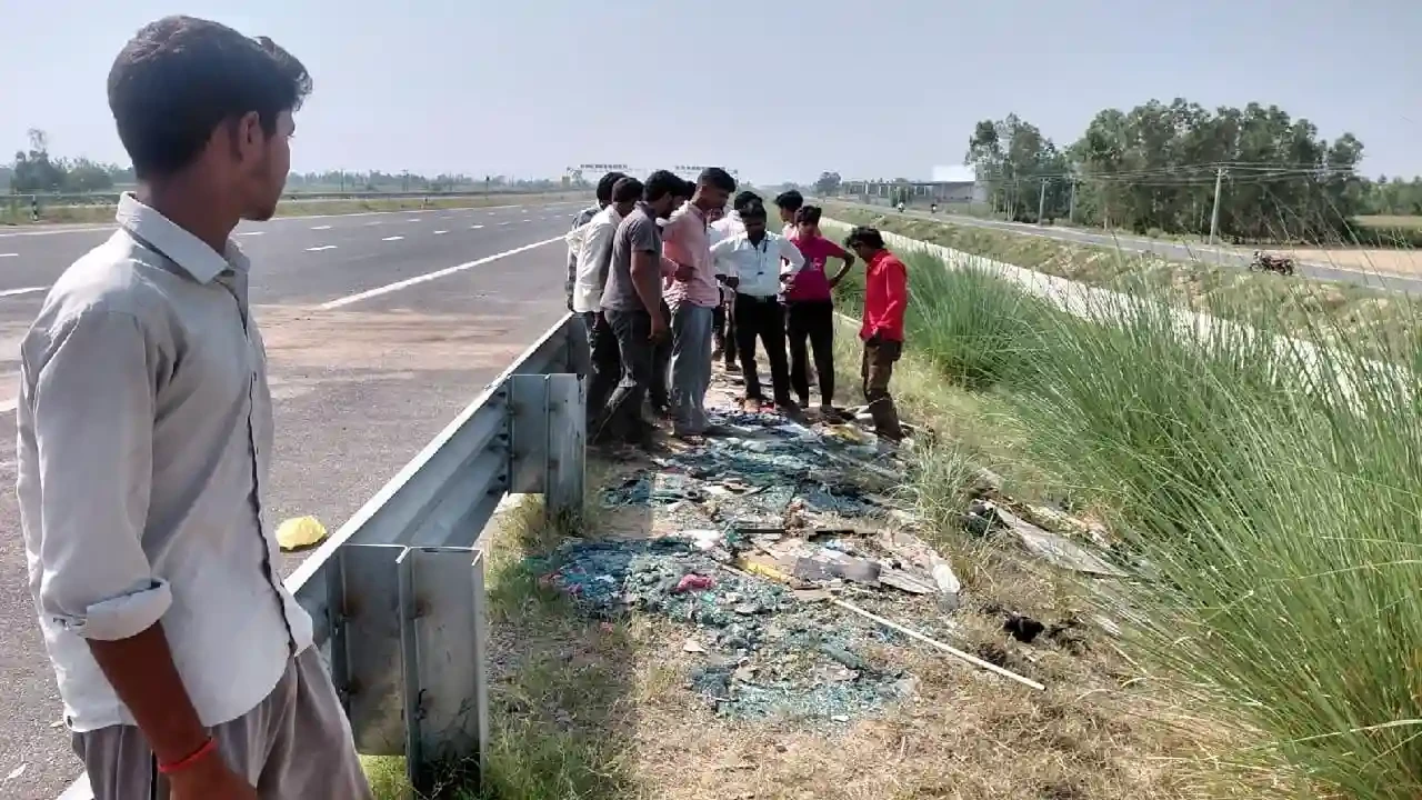 बदायूं में गंगा एक्सप्रेसवे पर पलटी डबल डेकर बस, 21 यात्री घायल