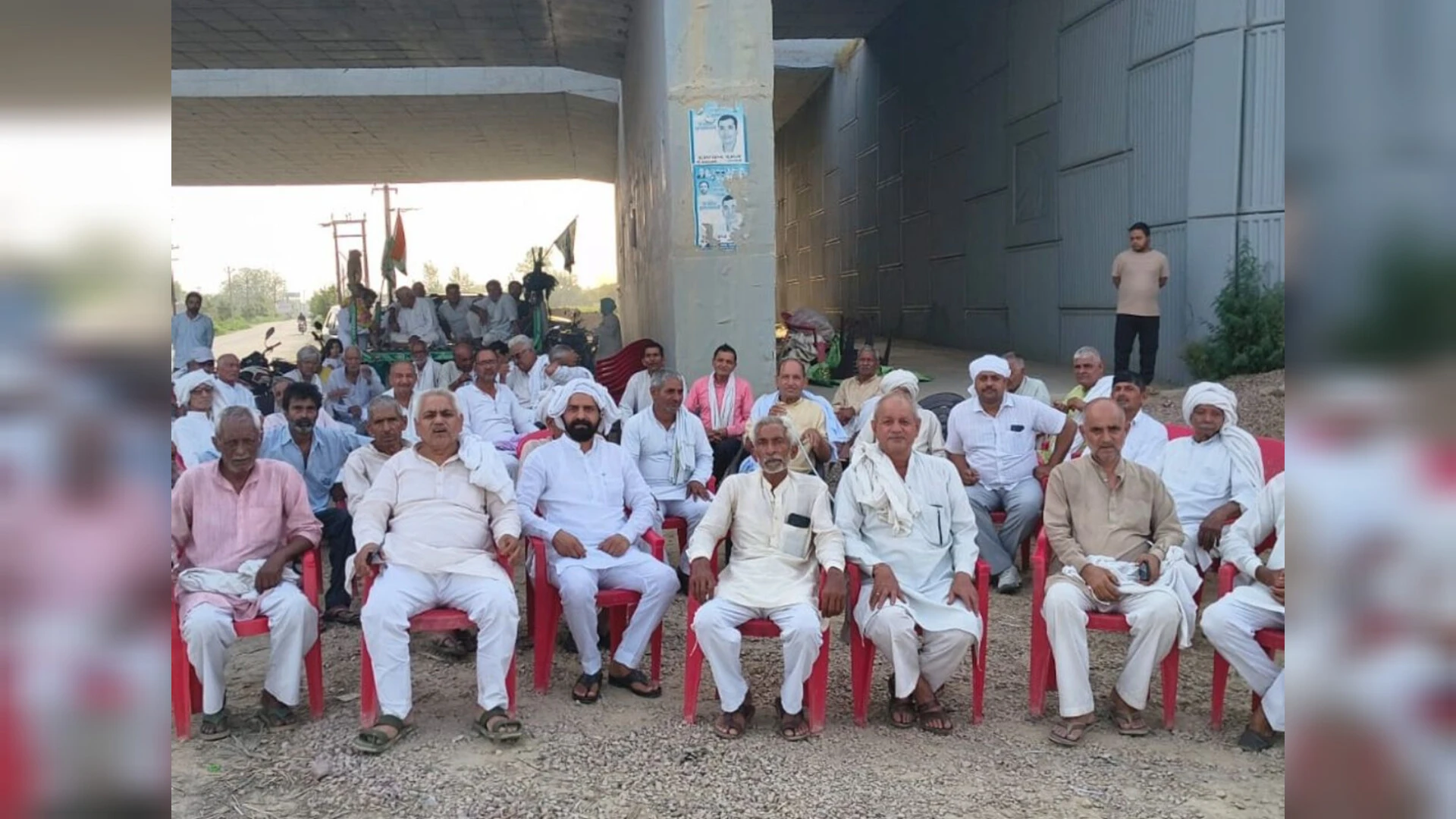 बागपत: दिल्ली-देहरादून कॉरिडोर पर कट की मांग, 41 वें दिन ट्रैक्टर-ट्रॉली से मिट्टी लेकर पहुंचे ग्रामीण