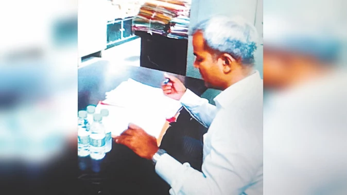 मेरठ: नगर निगम में हाई-वोल्टेज ड्रामा, कक्ष विवाद के बीच गलियारे में बैठे लेखाधिकारी