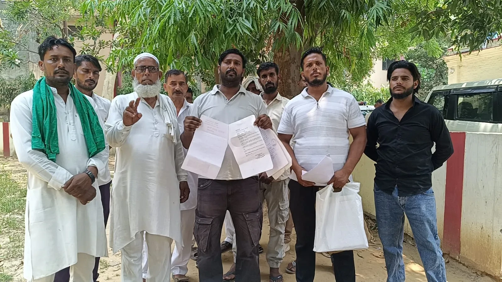 मुजफ्फरनगर: पुश्तैनी जमीन पर कब्जे के आरोप, SSP कार्यालय पहुंचे ग्रामीण