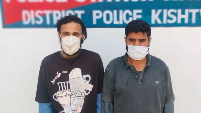 जम्मू-कश्मीर: आतंकियों की मदद के आरोप में वन विभाग का कर्मचारी समेत दो गिरफ्तार