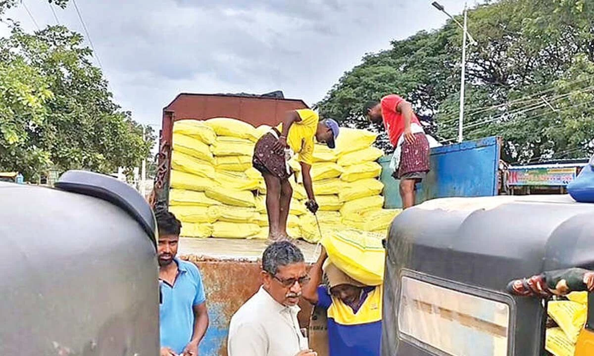 मोदीनगर: यूरिया संकट पर फूटा किसानों का गुस्सा, समिति से उठा ले गए 350 कट्टे
