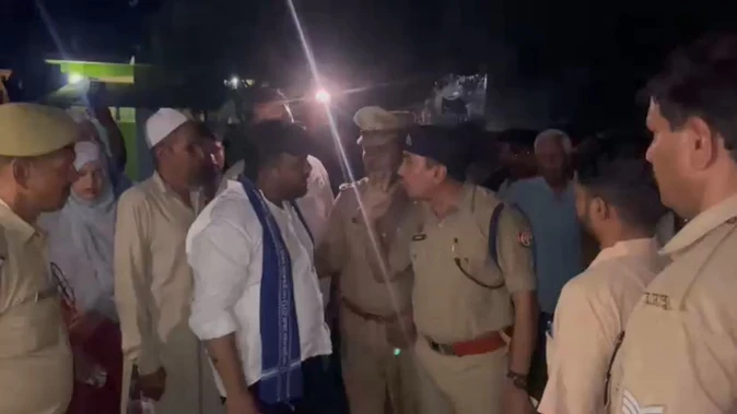 बिजनौर: पीर बाबा मजार की दीवार पर चला बुलडोजर, इलाके में बढ़ा तनाव