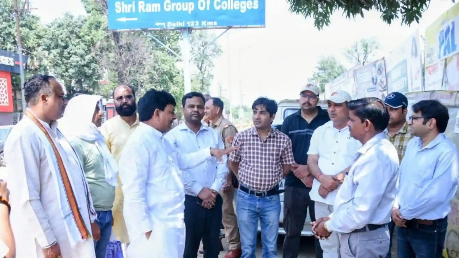 मुजफ्फरनगर: रोड निर्माण में देरी पर भड़के मंत्री कपिल देव, अधिकारियों को लगाई फटकार