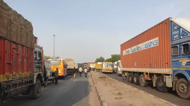 जालौन में ओवरलोड डंपर खराब, 14 किमी लंबा जाम, 9 घंटे ठप रहा हाईवे