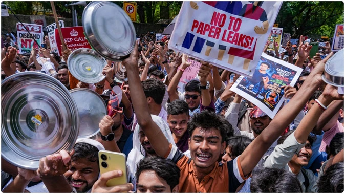 नीट पेपर लीक के खिलाफ जंतर-मंतर पर हंगामा, प्रदर्शनकारियों को हटाने पहुंची पुलिस