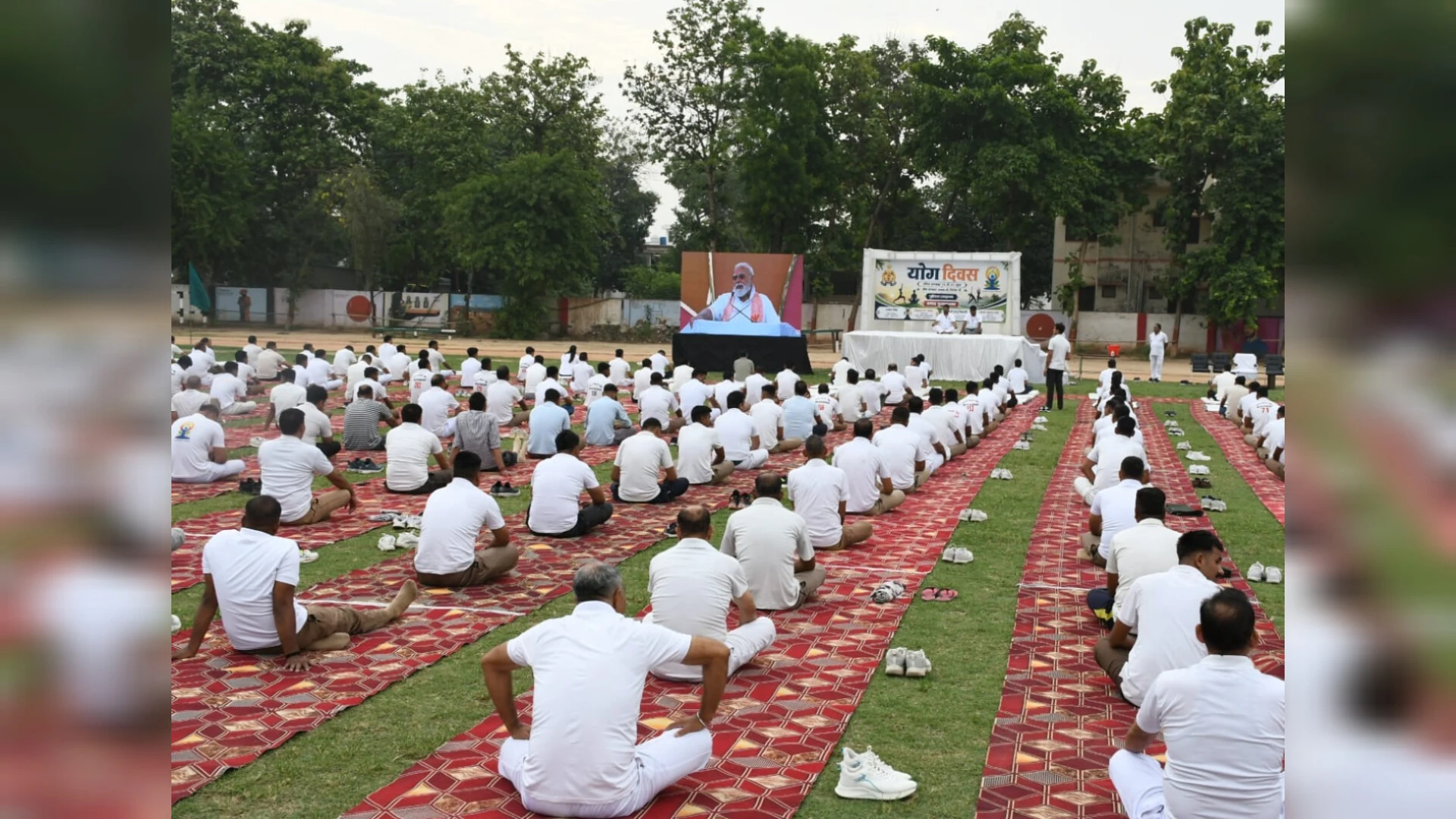 अंतरराष्ट्रीय योग दिवस: मुजफ्फरनगर पुलिस लाइन में पुलिसकर्मियों ने किया योगाभ्यास