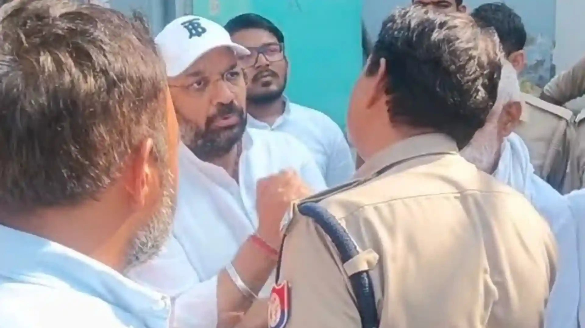 दलित युवती अपहरण कांड: पीड़ित परिवार से मिलने पहुंचे पंकज मलिक, पुलिस से हुई नोकझोंक