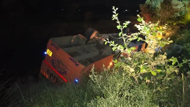 शाहजहांपुर में बड़ा हादसा, बारातियों से भरी बस पलटी, 22 घायल