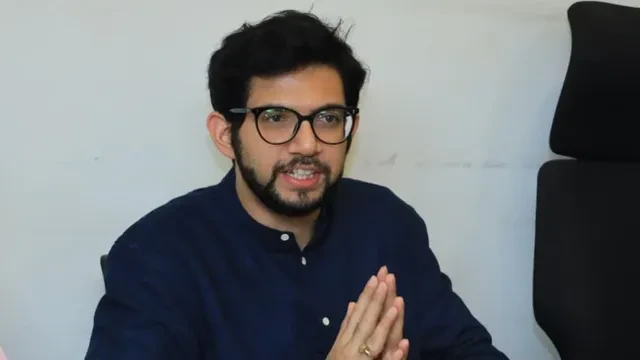 ‘लालच में पाला बदला’, आदित्य ठाकरे का बागी सांसदों पर बड़ा बयान
