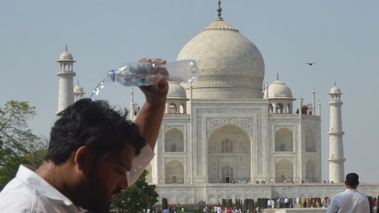 भीषण गर्मी से आगरा बेहाल, ताजमहल में चार पर्यटकों की तबीयत बिगड़ी