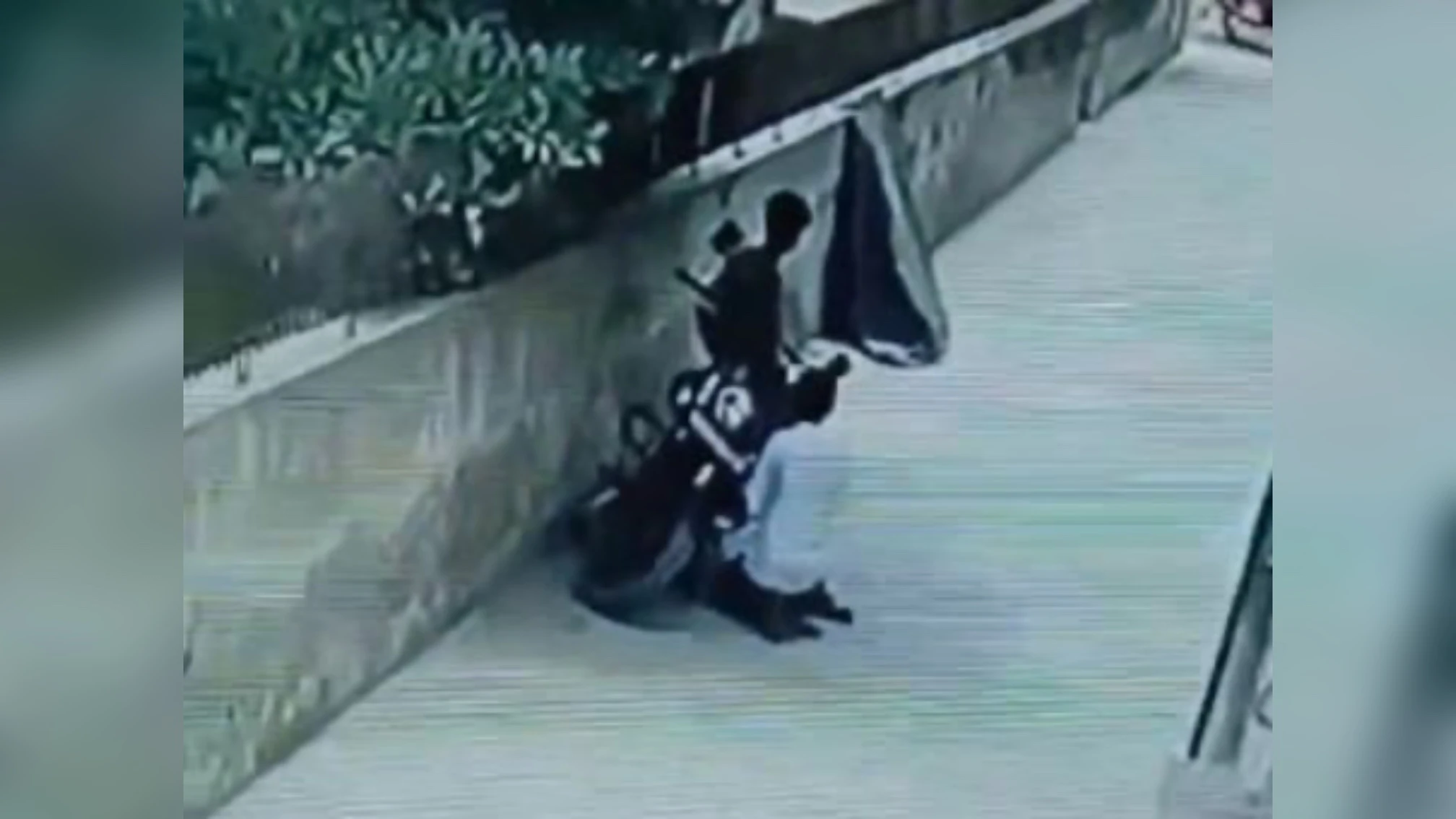 मुजफ्फरनगर: बाइक से पेट्रोल चोरी का CCTV वीडियो वायरल