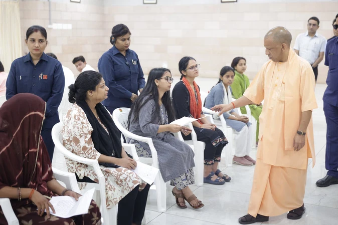 सीएम योगी ने जनता दर्शन में सुनीं शिकायतें, अधिकारियों को दिए जल्द निस्तारण के आदेश