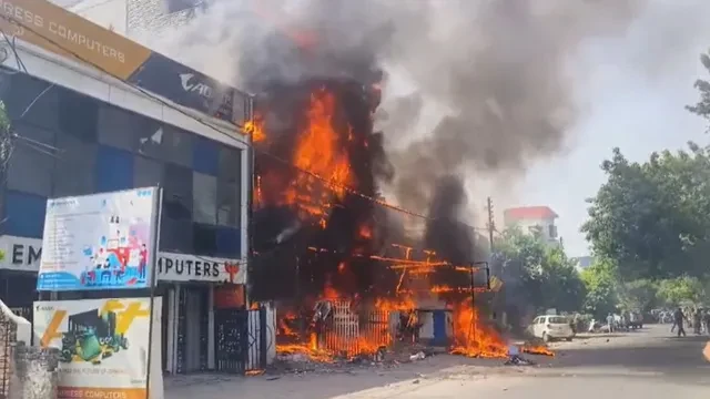 लखनऊ: कोचिंग सेंटर में लगी भीषण आग, सीएम योगी ने दिए राहत के निर्देश