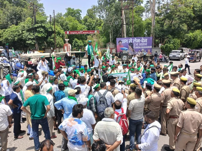 मेरठ: डीएम कार्यालय जाने से रोके गए किसान, कमिश्नरी चौराहे पर दिया धरना