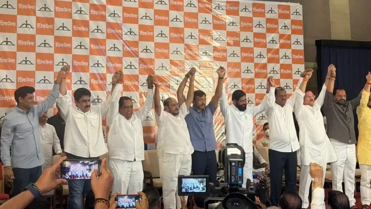 उद्धव ठाकरे गुट को बड़ा झटका, 6 सांसदों ने शिंदे गुट का दामन थामा