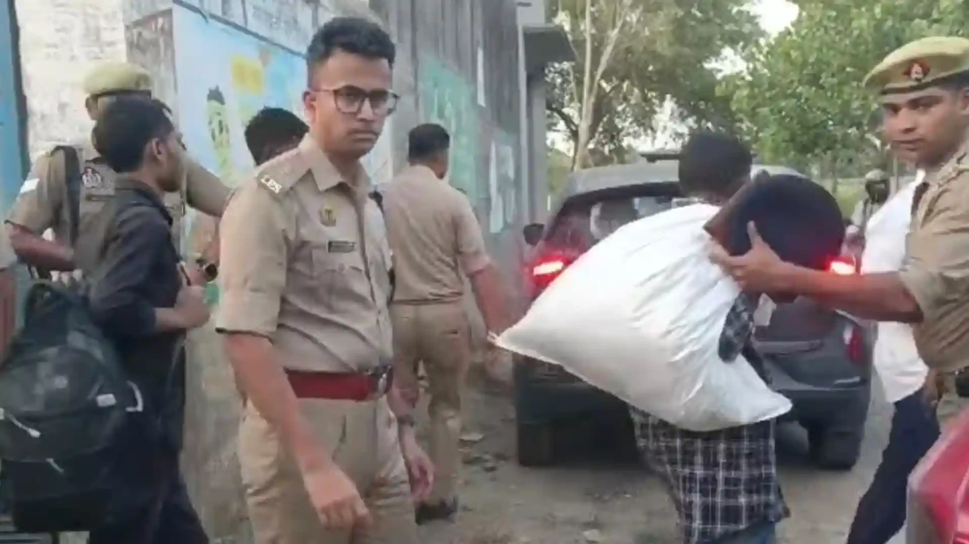 मुजफ्फरनगर: दोने-पत्तल फैक्ट्री पर पुलिस की रेड, 13 मजदूरों को कराया गया मुक्त