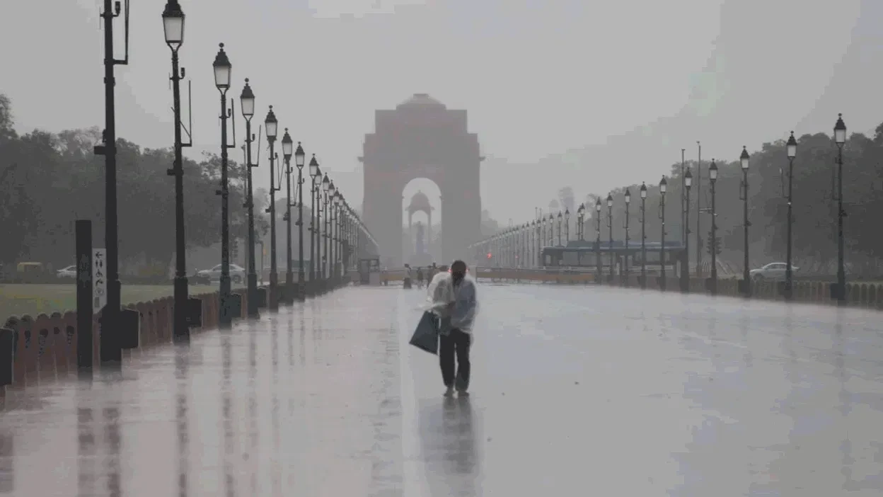 दिल्ली-एनसीआर में अचानक बदला मौसम, तेज हवाओं के साथ हुई बारिश