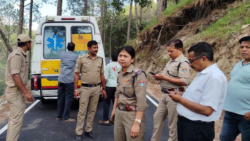 रानीखेत में दर्दनाक हादसा: गहरी खाई में गिरी कार, दो युवकों की मौके पर मौत