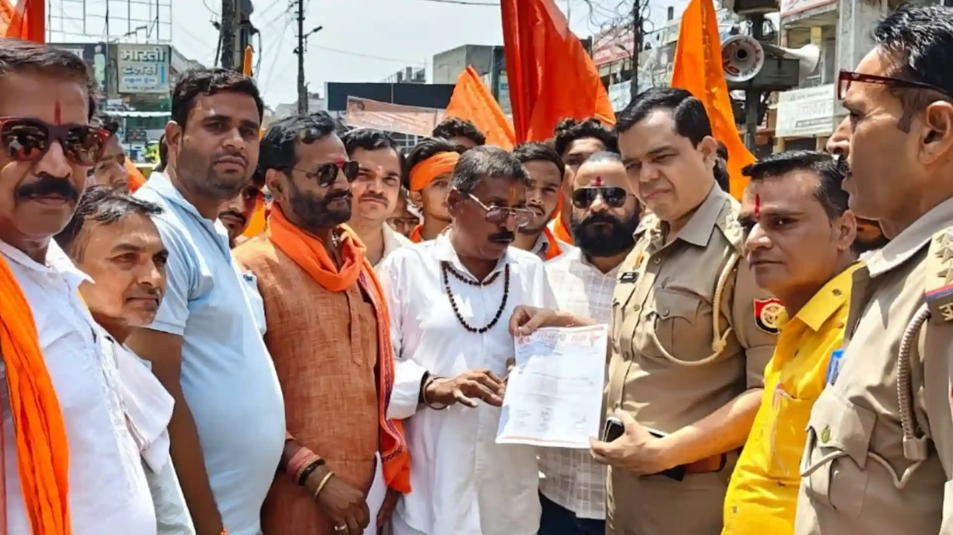 मुजफ्फरनगर: लव जिहाद और धर्मांतरण के खिलाफ शिवसेना का प्रदर्शन, सौंपा ज्ञापन