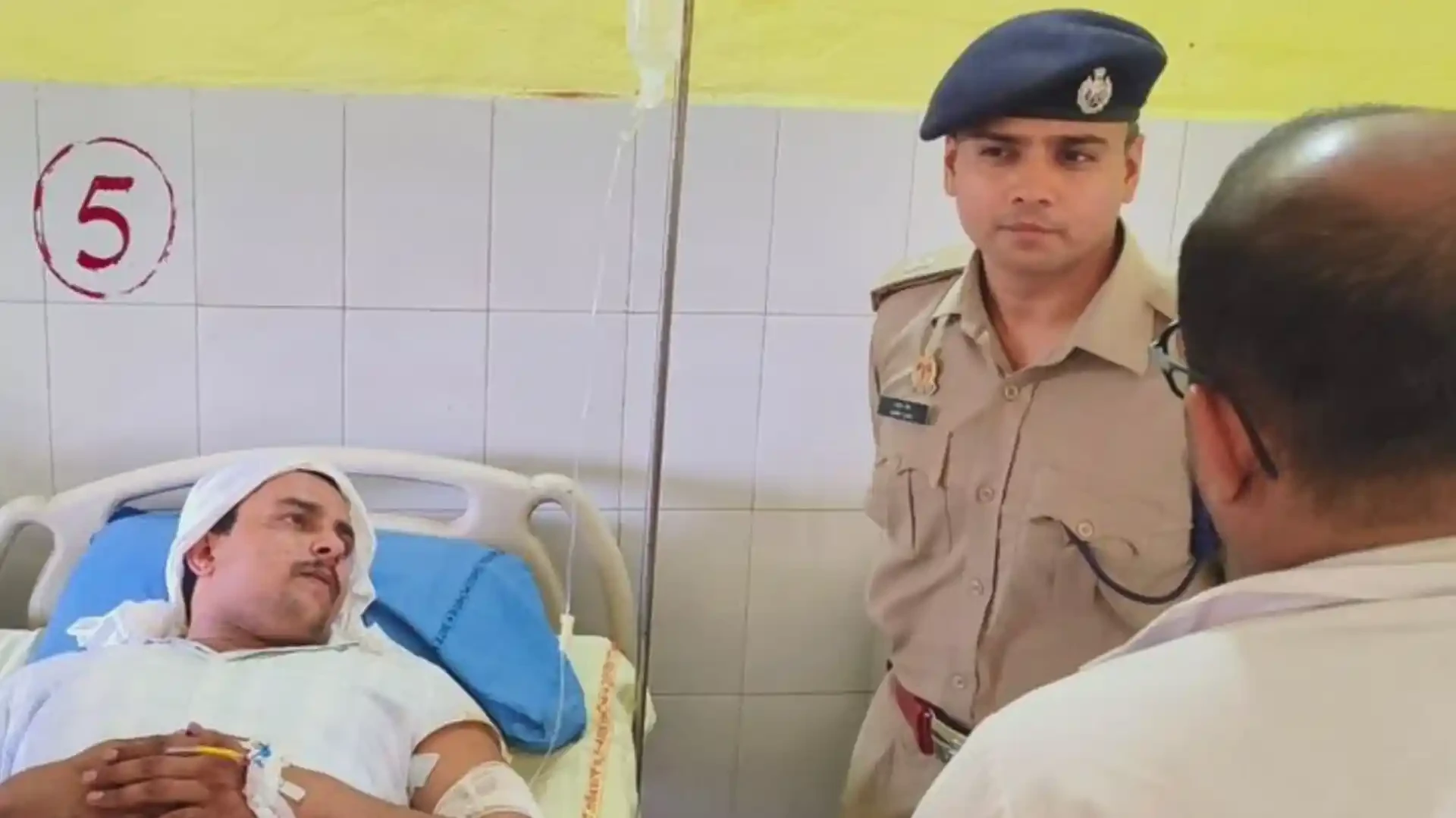 मुजफ्फरनगर: मुठभेड़ में घायल पुलिसकर्मियों से मिले SP सिटी, बढ़ाया हौसला