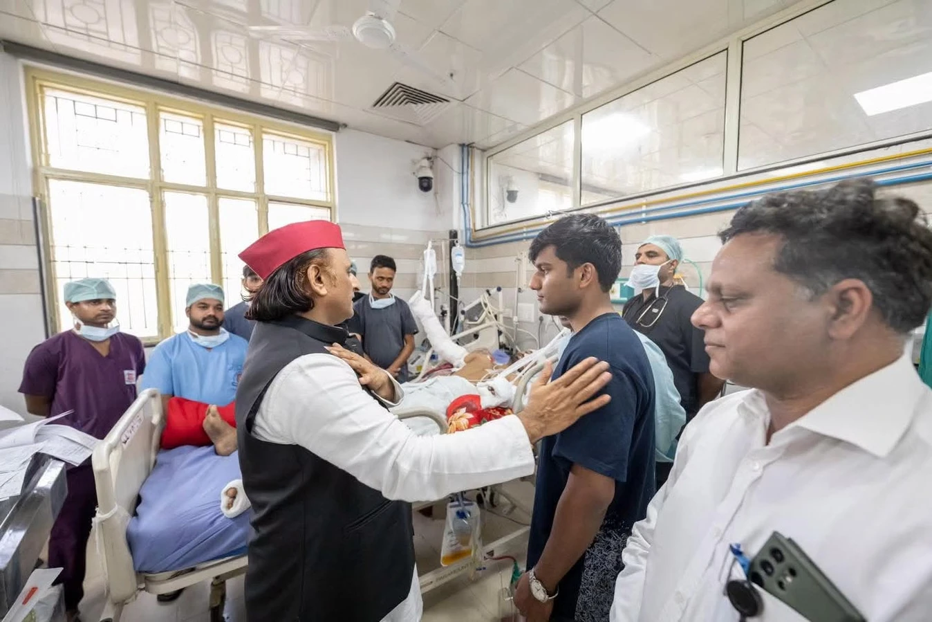 लखनऊ अग्निकांड के घायलों से मिले अखिलेश यादव, सरकार से की मुआवजे की मांग