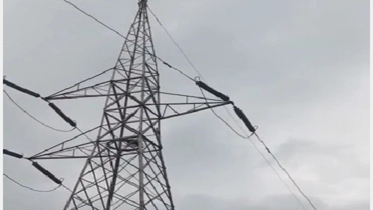 आगरा में बड़ा हादसा, बारात में हाईटेंशन तार गिरने से कई लोग झुलसे