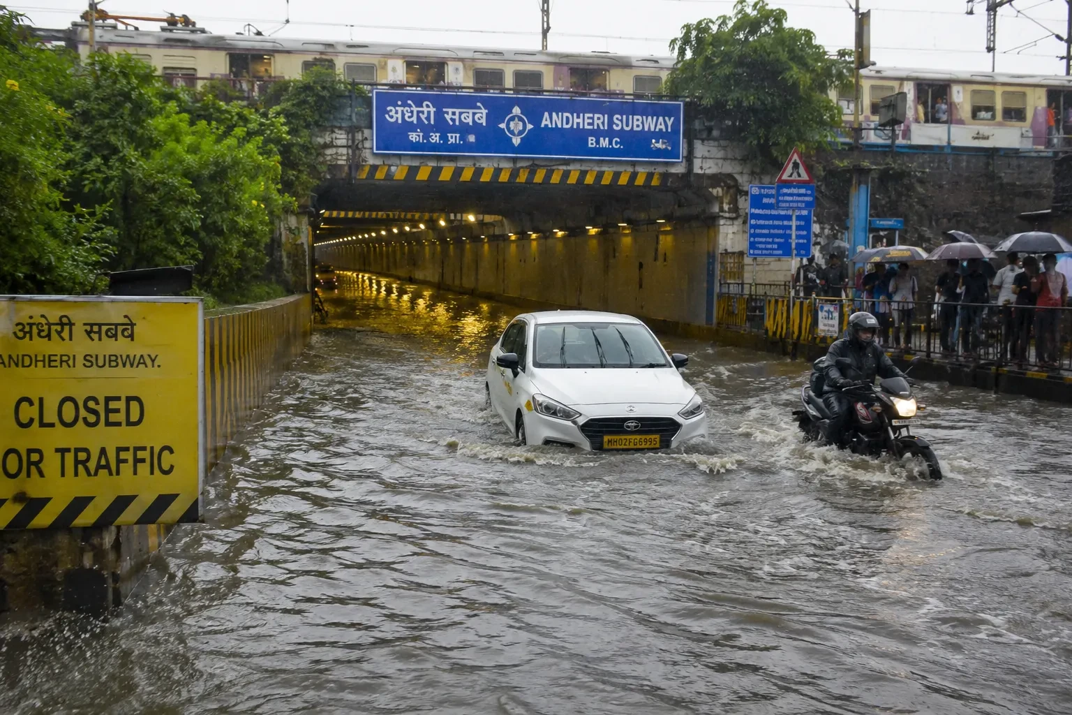मुंबई: अंधेरी में भारी बारिश के कारण अंडरपास बंद, जलभराव से जनजीवन अस्त-व्यस्त