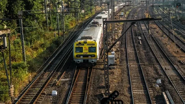 मुंबई लोकल में चाकूबाजी, सीट विवाद में युवक गंभीर रूप से घायल