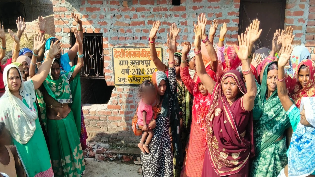 बदायूं: शराब दुकान के खिलाफ महिलाओं का हंगामा, 40 के खिलाफ FIR दर्ज