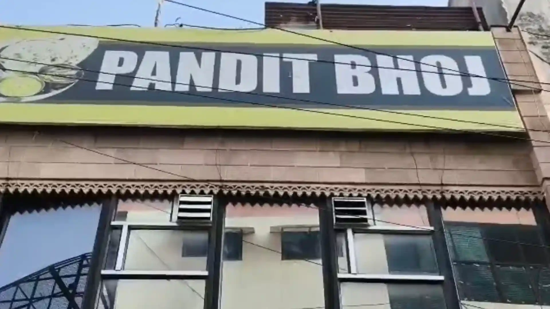 मुजफ्फरनगर: फायर सेफ्टी में लापरवाही पड़ी भारी, प्रशासन ने बंद कराया ‘पंडित भोज’ होटल