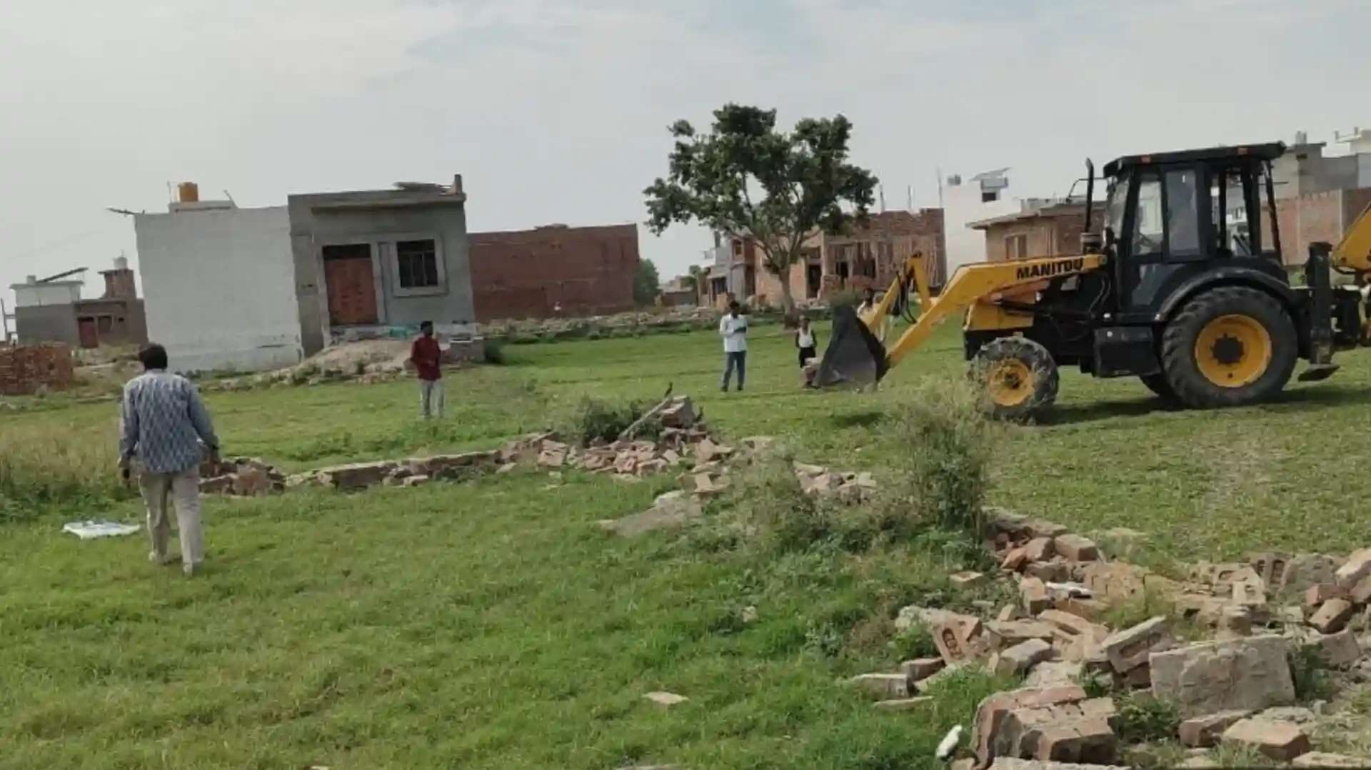 कैराना में एमडीए का बड़ा एक्शन, 14 बीघा में बने अवैध निर्माण पर चला बुलडोजर