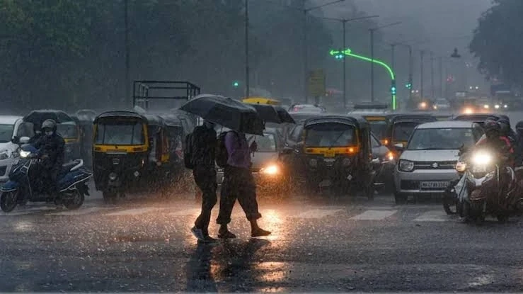 दिल्ली-NCR में झमाझम बारिश, मौसम हुआ सुहाना; कई इलाकों में जलभराव