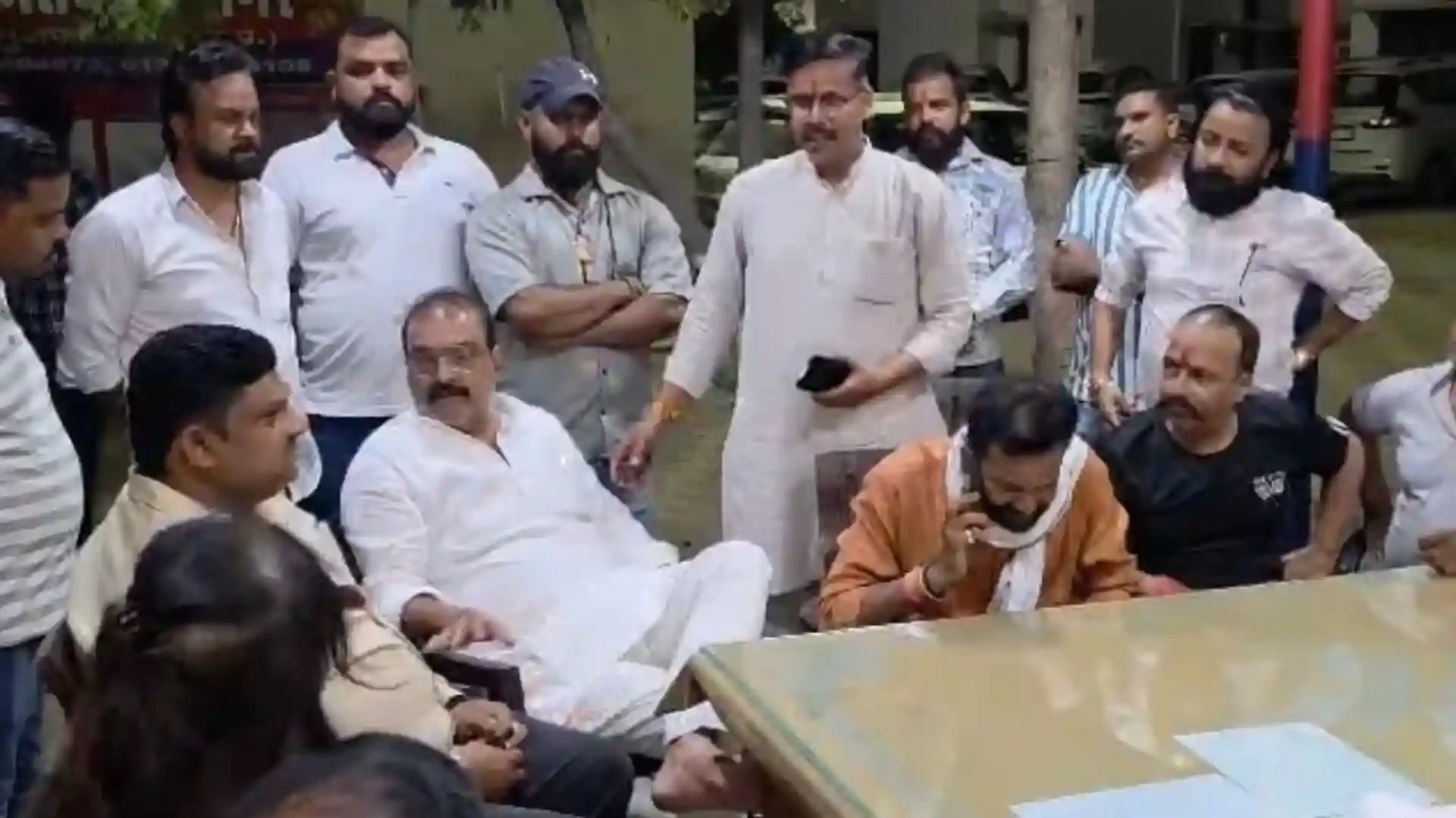 मुजफ्फरनगर: शिव चौक मंदिर पर लाल पर्दा हटाने पर बवाल, देर रात तक कोतवाली में हंगामा