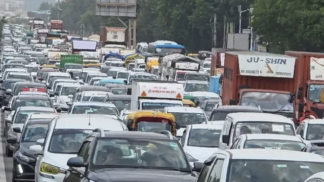 गुरुग्राम: सिग्नेचर टावर के पास दो कारों की टक्कर, दिल्ली-जयपुर हाईवे पर लगा लंबा जाम