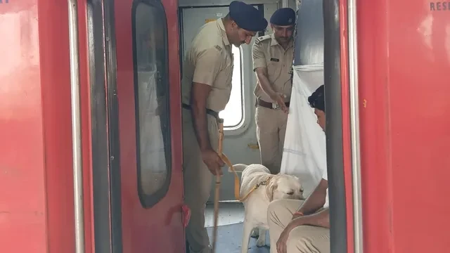 दिल्ली-मथुरा रेल रूट पर हाई अलर्ट, स्टेशनों और ट्रेनों में सघन जांच