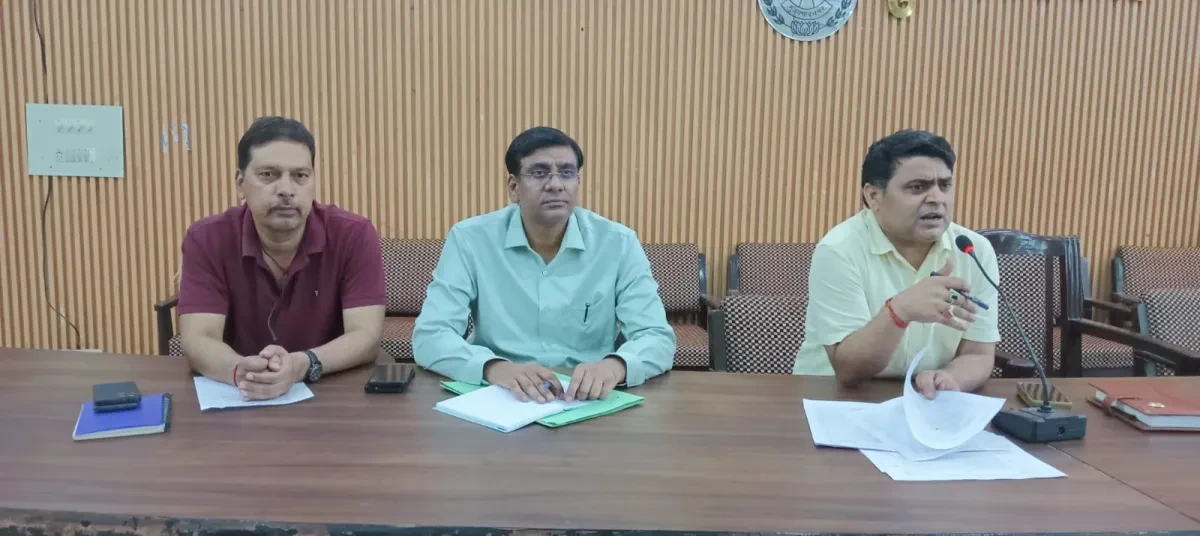 मुजफ्फरनगर: IGRS–CM हेल्पलाइन पर ढिलाई बर्दाश्त नहीं, एडीएम ने दिए सख्त निर्देश