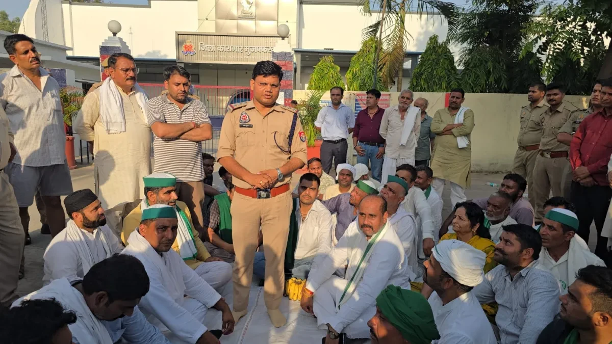 मुजफ्फरनगर: जेल गेट पर भाकियू का हंगामा, कैदी से मारपीट के आरोप पर धरना