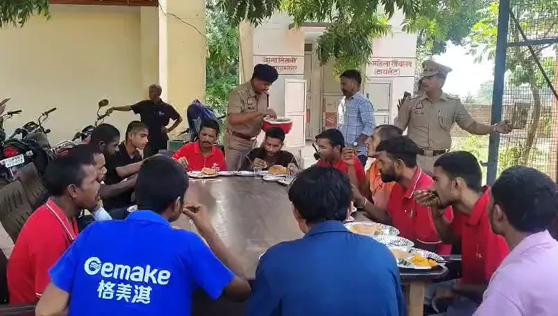 मुजफ्फरनगर: तितावी थाने में भावुक नज़ारा, पुलिस ने मुक्त मजदूरों का किया सम्मान
