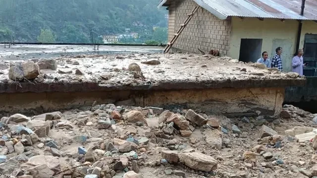 चमोली में बारिश का कहर, नारायणबगड़ बाजार में मलबे से तबाही; कई वाहन दबे