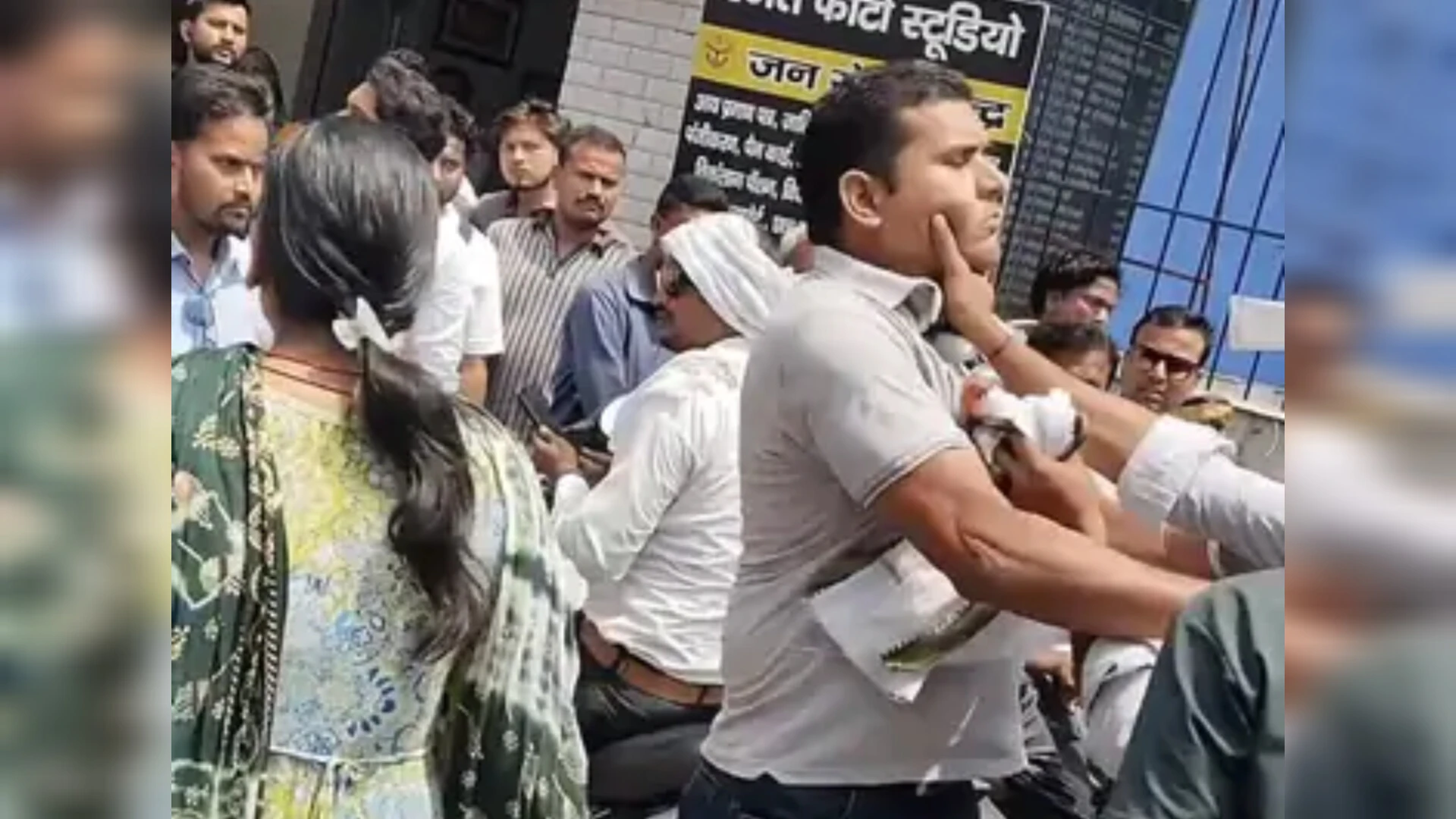मुजफ्फरनगर: कचहरी गेट पर पारिवारिक विवाद बना अखाड़ा, दोनों पक्षों में चले थप्पड़ और घूंसे