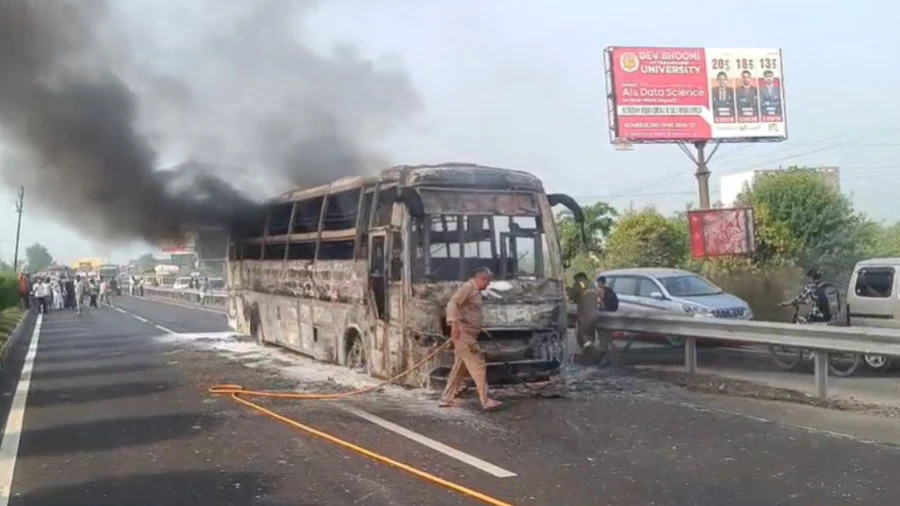 मेरठ: दौड़ती टूरिस्ट बस में लगी आग, चालक की सूझबूझ से 26 यात्रियों की बची जान