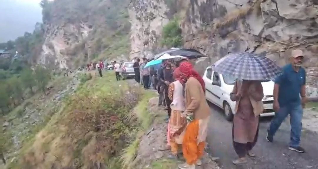 शिमला में दर्दनाक हादसा: खाई में गिरी पिकअप, 6 लोगों की मौत