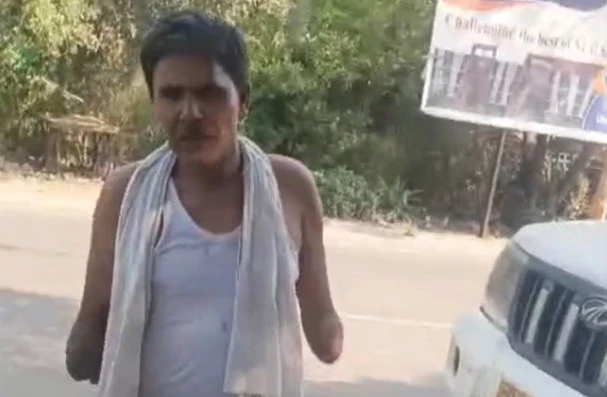 हापुड़: चेकिंग के दौरान चौंकाने वाला मामला, बिना हाथों का चालक चला रहा था पिकअप