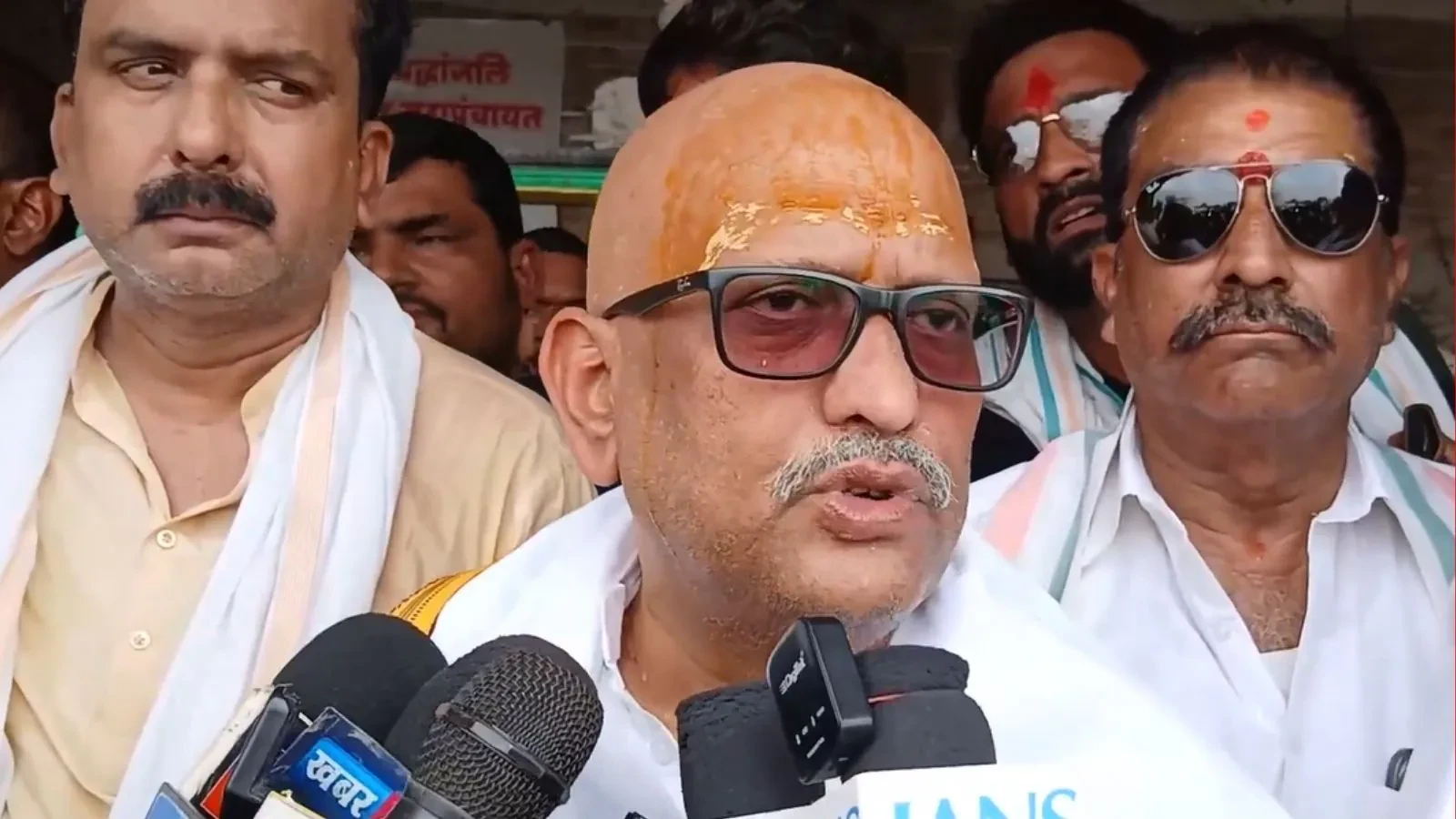 बिहार: भरत तिवारी के परिजनों से मिले अजय राय, एनकाउंटर पर उठाए सवाल